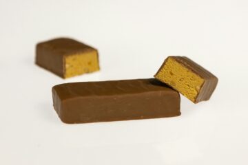Barrette dietetiche aperte su tavolo