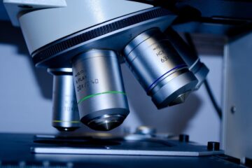 Microscopio in laboratorio ginecologico per esame a fresco vaginale