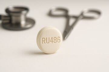 Primo piano della pillola RU486 utilizzata per l’interruzione farmacologica della gravidanza
