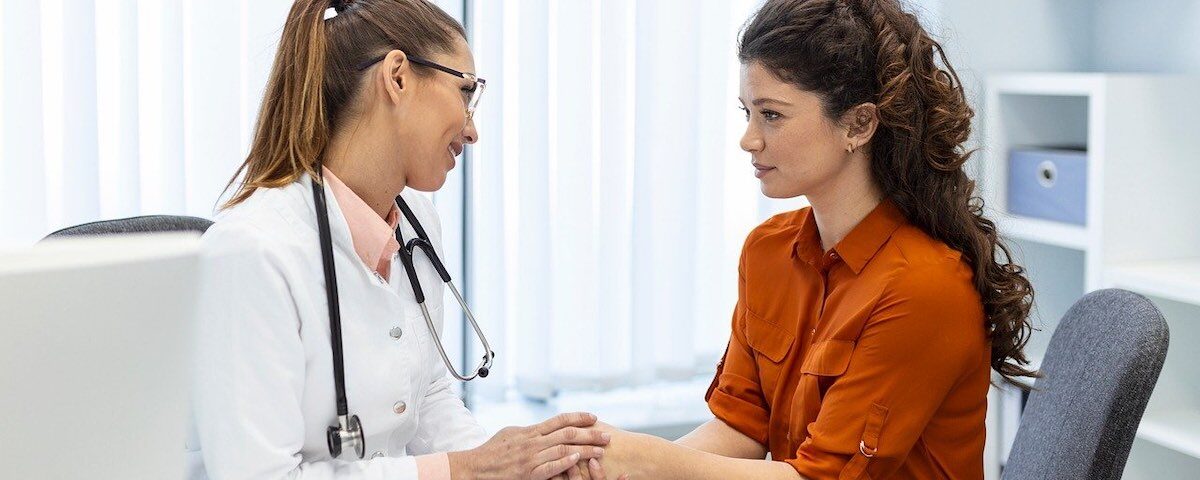 Medico donna che offre supporto a paziente in consultorio