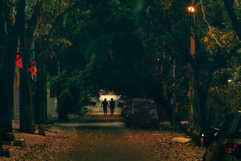 Donna e uomo che camminano insieme di notte tra le luci della città