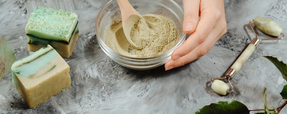 Mani che preparano sapone artigianale con ingredienti naturali