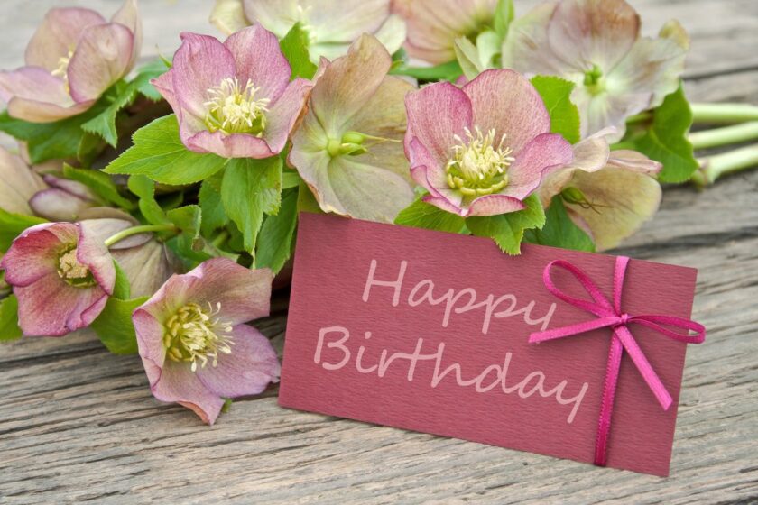 Mani che preparano un biglietto con auguri di compleanno simpatici.