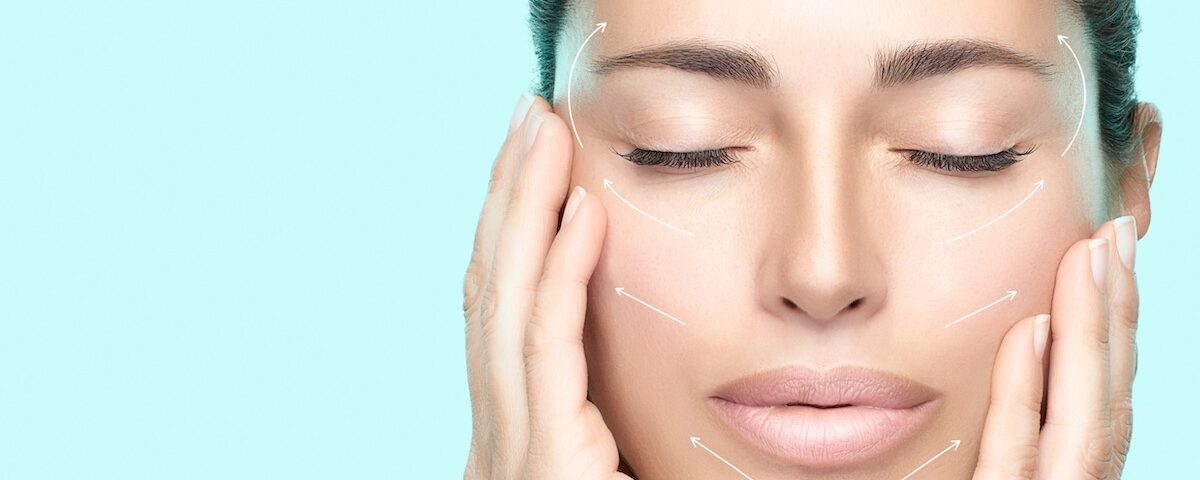 Donna con maschera viso anti-age applicata durante la skincare routine.
