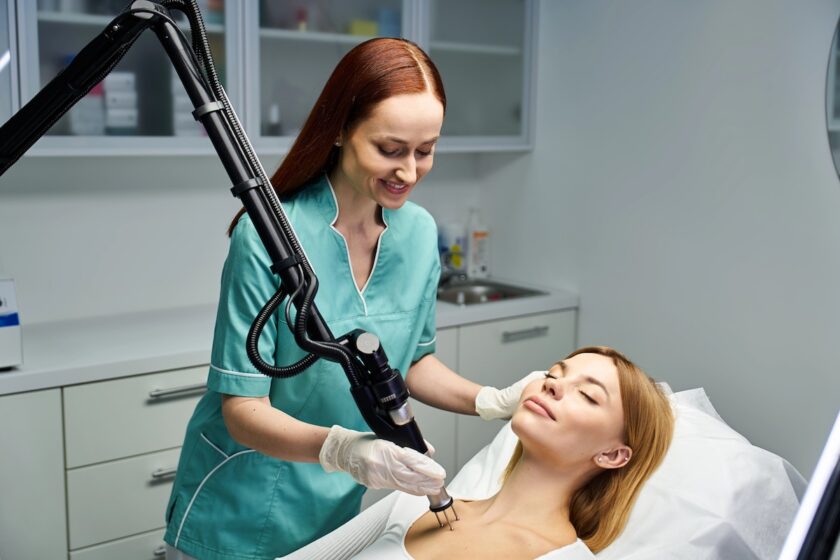 Dermatologa che mostra a una donna le zone del viso da non massaggiare dopo un trattamento