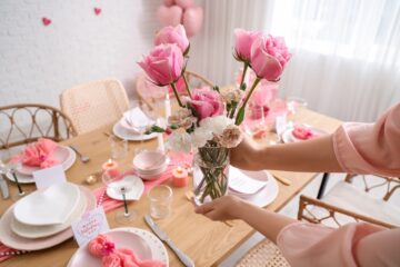 Idee addio al nubilato: cinque amiche festeggiano intorno a un tavolo apparecchiato in casa
