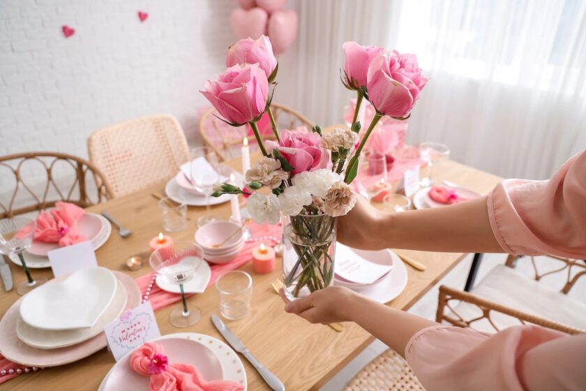 Idee addio al nubilato: cinque amiche festeggiano intorno a un tavolo apparecchiato in casa